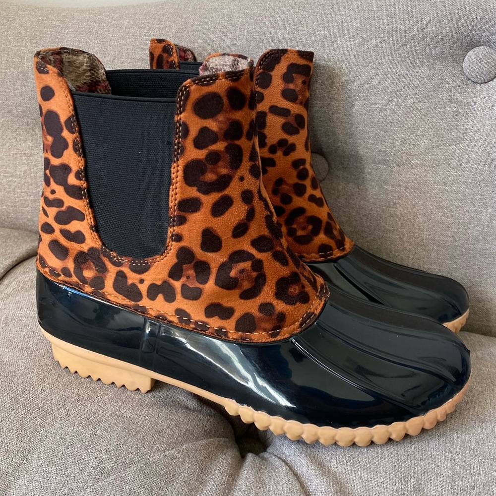 Rain Boots Women’s size 8 leopard print Duck Boots